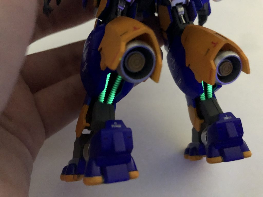 ふくらはぎのバーニアがむき出しだったので、カバーを追加。アキレス腱のパイプも蛍光塗料で光るようにしてます。