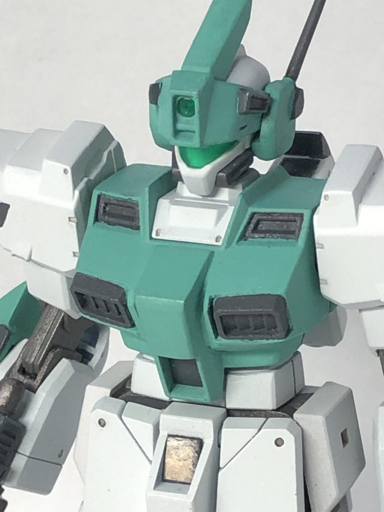 バストアップ。

頭部は側面にワグテイルのパーツを貼り付け、頭頂部はプラ板でセンサーを増設してあります。
胸部はプラ板とパテで形状変更。エアインテークは市販品です。
股間部分もプラ板で少しいじってあります。