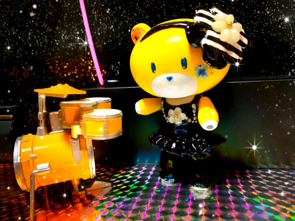 ドラムのウイニングイエロー
ボーダーのフラワー付きカチューシャがアクセントです。
ペダルを踏むのでパンツスタイルです