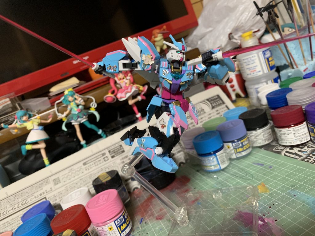 多分…二度と似たような物は作らないと思うので、このカラーリングとデコ盛りはこれが最後かと思われます…。
「ガンプラは自由」って言葉がありますが、何事も限度が大切ですね！
以上、アースリィガンダムのカラーチェンジ、アースリィアイドルガンダムでした！

 追記
誤字脱字修正しました。