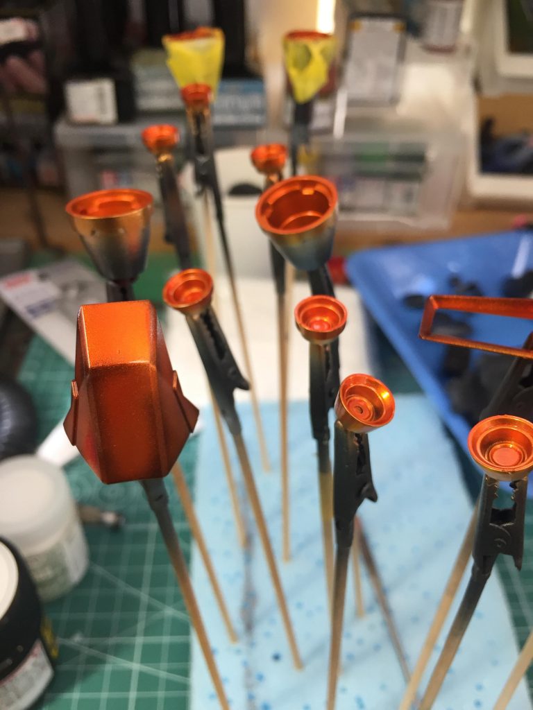 赤いのパーツは、下地にクリアオレンジを吹いてます。