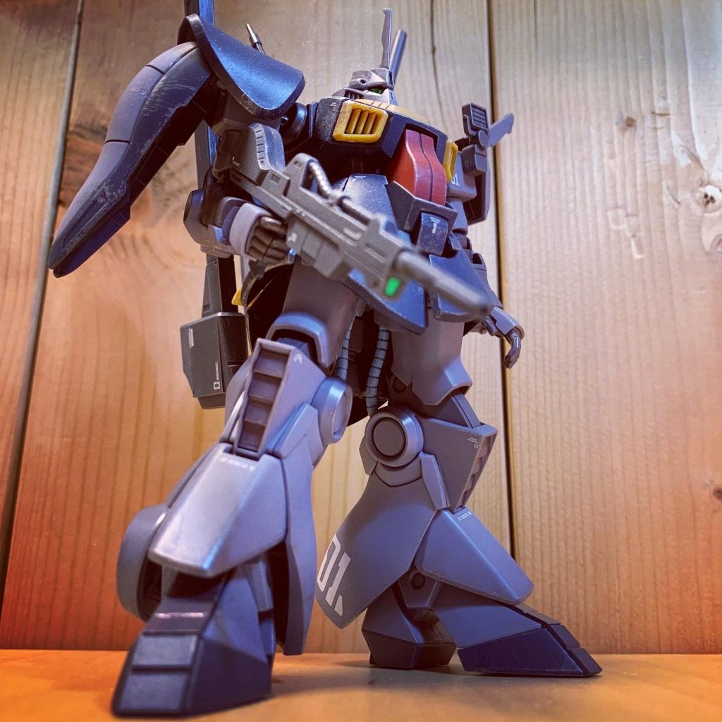 あ、あとコチラ、ツインアイ仕様となっております。なんかモールドついてたから塗ろうかなと思ったんだけど、なにがしかガンダムの目シール余ってたから無理やり貼ってみましたw。