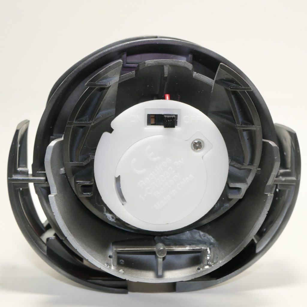 良い感じに台座にスペースがあるのでゼリー瞬着で固定。