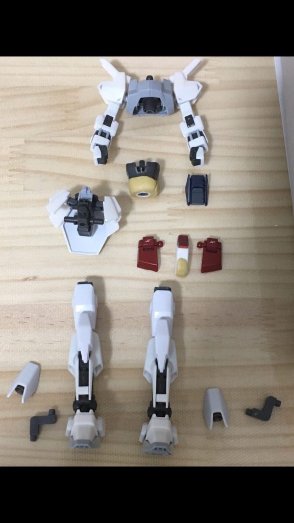 でも余りにも宇宙世紀感がなかったので
原点の百式に寄せつつ、お腹を延長したり追加スラスターを付けたりしました
更に足の横の排気口?の反対側は
本来は丸みを帯びたパーツなんですが
丁度ジャンクがあったので付け替えました