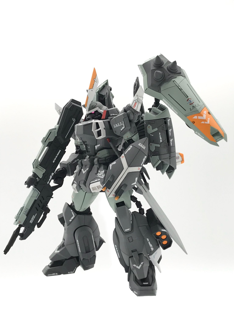 改造箇所は頭にトサカ状のアンテナを付け
肩やバックパックにRGジャスティスのパーツを取り付け
バックパックの方へ肩の盾を取り付けられるように改造
左側の腰に重斬刀を取り付けられるようにグレネードを除けてフラットになるようパテで整形してネオジム磁石でマウントできるようにしています。
あとはジャンクで残ってたMGプロヴィデンスのライフルやFGゲイツの盾、3連ミサイルランチャーをビルダーズパーツから持ってきました