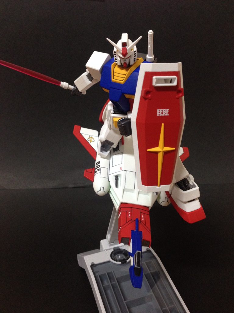 マグネットを仕込んであるので、Gアーマー付属のガンダムが乗れます。