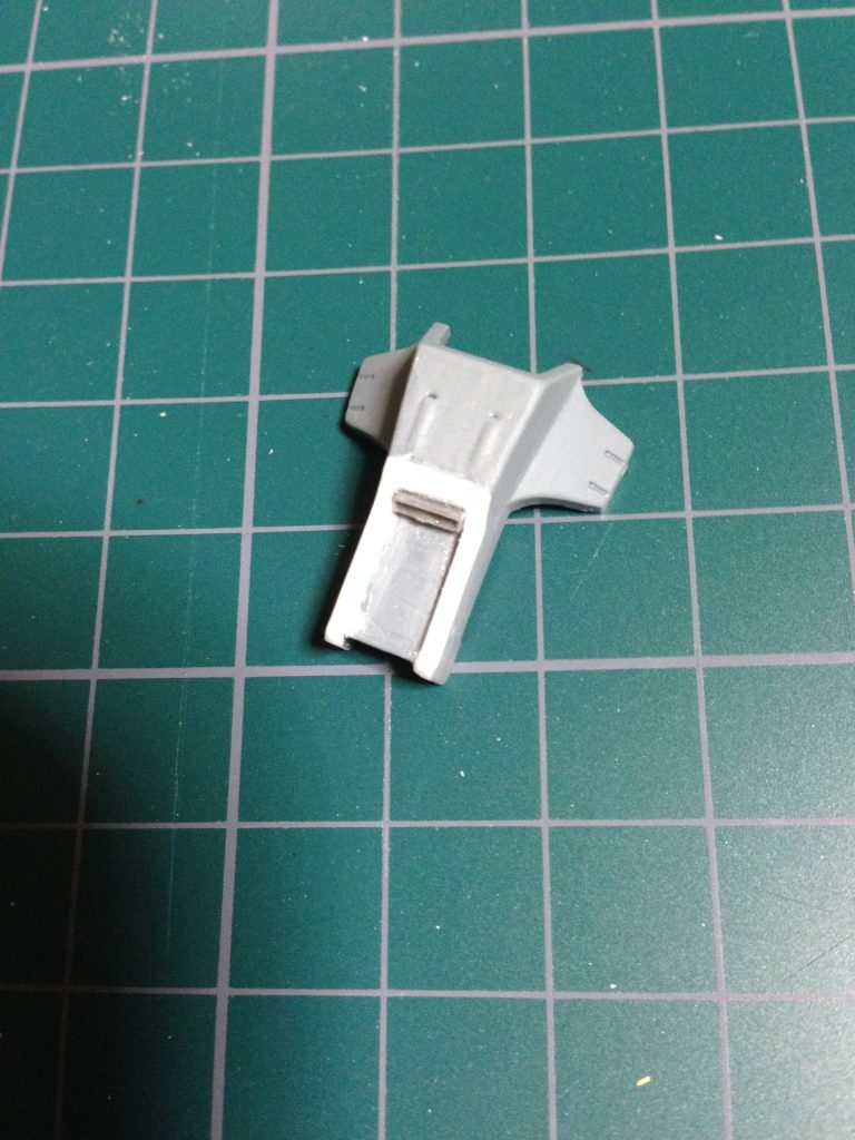 問題の部分②塗装前。プラ板貼り付けてヤスリで修正してます。
