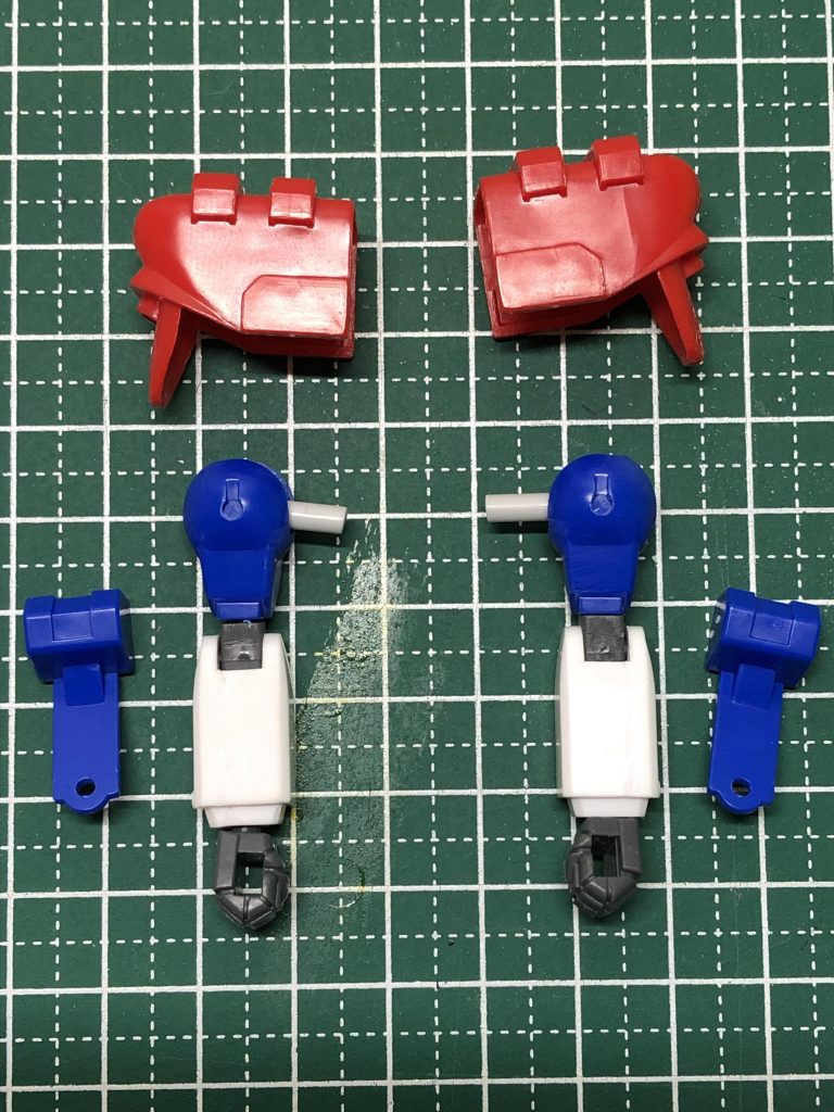 マックスターの腕は合わせ目消しだけしてそのまま作成。
マックナイフ胴体との接続には3mmランナーを適当な長さに切って接続。