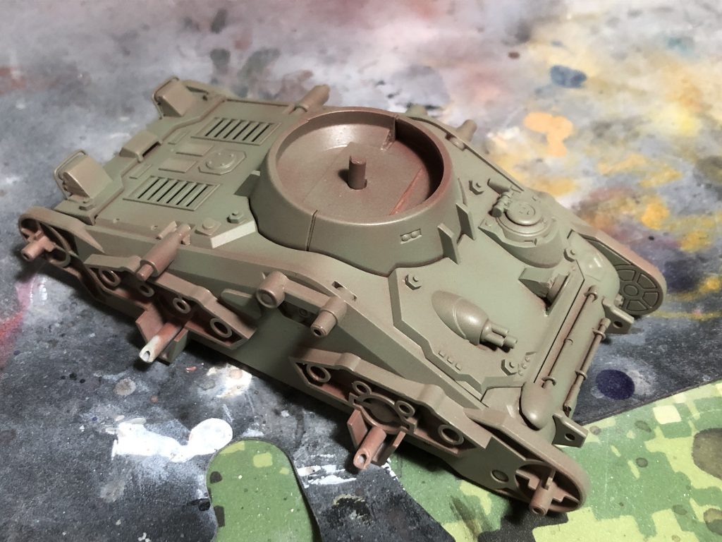 ケープを全体に拭いた後アクリル塗料でフワッと塗装
車両 タミヤアクリル
XF-73 濃緑色
XF-25 ライトシーグレイ
などで濃淡をつけながら二層塗り
車輪、履帯
XF-24 ダークグレイ
XF-63 ジャーマングレイ