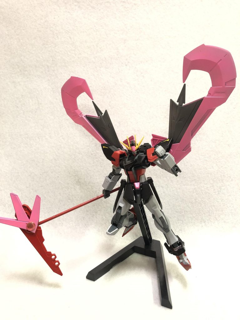 カラーリングはストライクノワールを参考に。背中のハートストライカーは、レゴブロックを芯に、マガノイクタチとジャンクパーツで作成しました。
シルエットが巨大なハート形になっています。