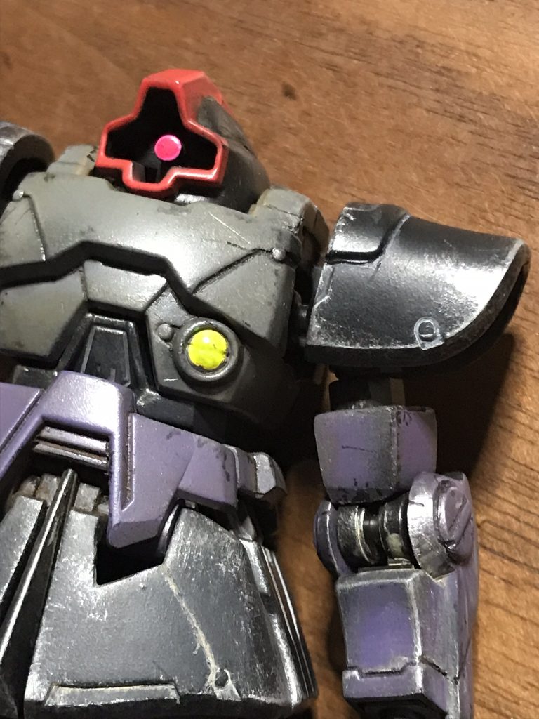 黒サフを下地にHGのドムを作った時に余った、調合した紫を重ねたり。で、黒い部分は黒サフのまんまで、フラットアルミでドライブラシ掛けました。