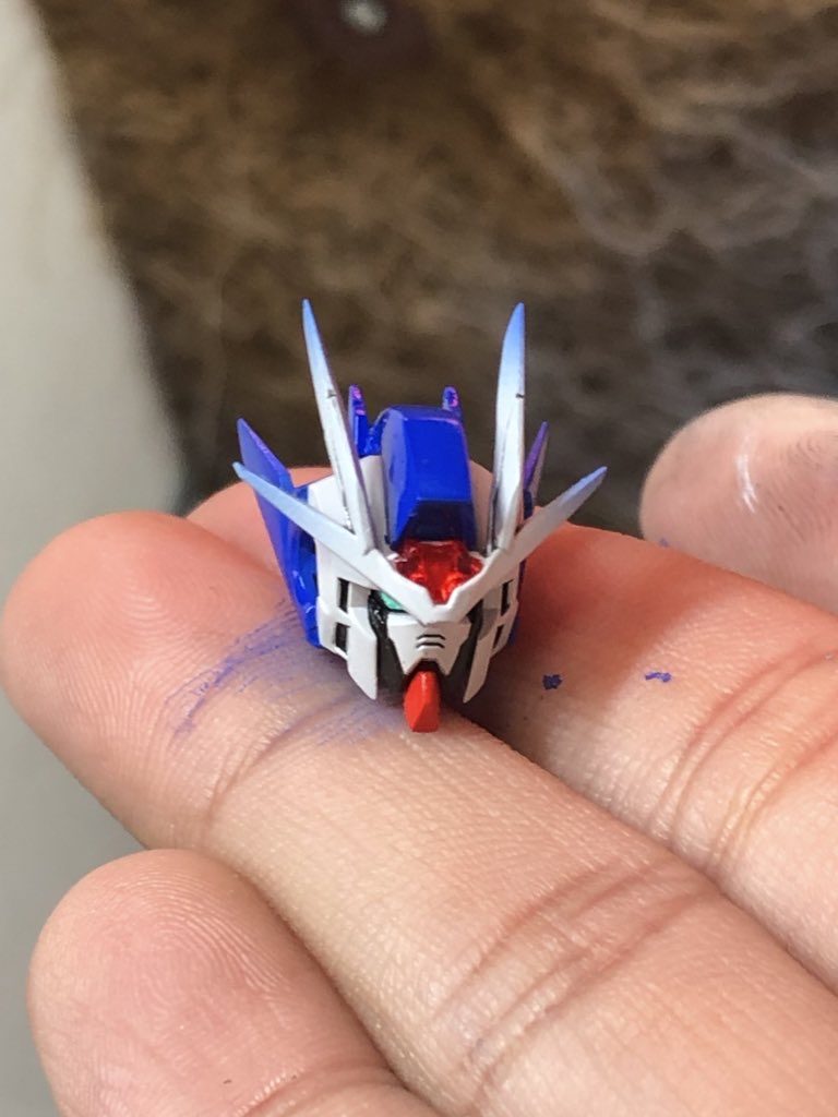 頭部の細部塗装終了時のもの。