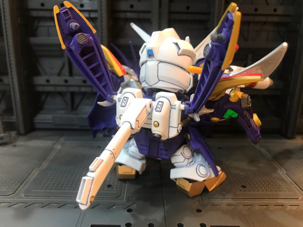 ちなみに背面です。対磁重練威多(ツインジェネレーター)部分は1パーツ成型でスカスカなので、BB戦士劉備のちょんまげパーツを使ってスラスター的なモールドを追加してます。