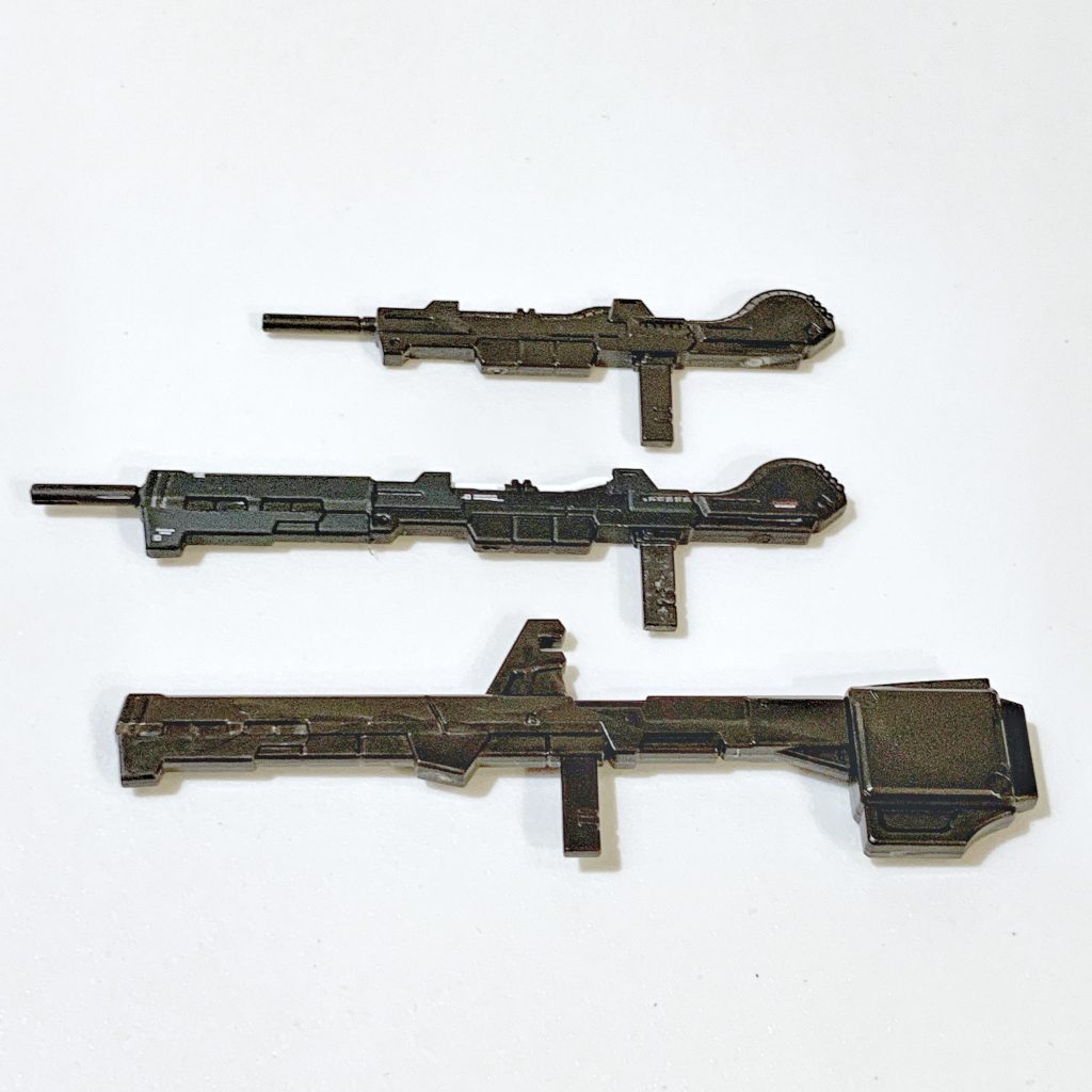 ビームライフル、300mmクレイバズーカはニコイチ改修。中央が改修後です。◇ビームライフルの持ち手部分をゆるすぎない程度に切削◇ビームライフルの銃口を切り落とし、切断した300mmクレイバズーカの砲身をビームライフルの砲身と銃口の間に追加して大型化。百式壊のスナイパーライフル風に改修