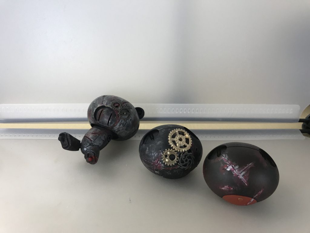 プチッガイの残骸です。
ギアをつけてみたりキズをつけたりピンバイスで穴を開けて壊れたようにしました。
（実際壊してますが…）