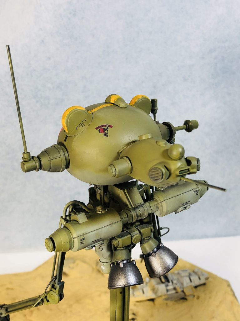 後方から。
プチッガイの胴体を後頭部へ接着。手足の部分にパーツ配置してそれっぽく。
元ネタと最も形状の異なる部分ですが、
プチッガイのパーツをなるべく使いたい
気持ちがあったのでこうなりました。