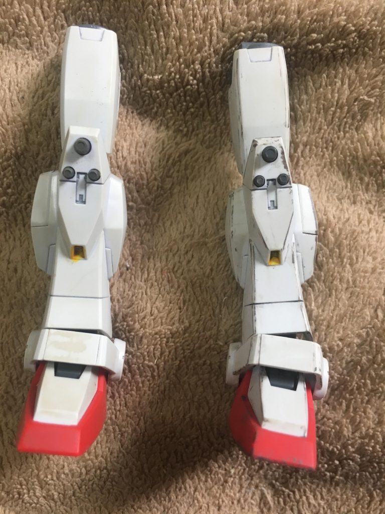 基本は面の角にガンダムマーカーやリアルタッチマーカーのグレーを塗り、ウェザリングマスターAセットで汚してつや消しを吹いています。