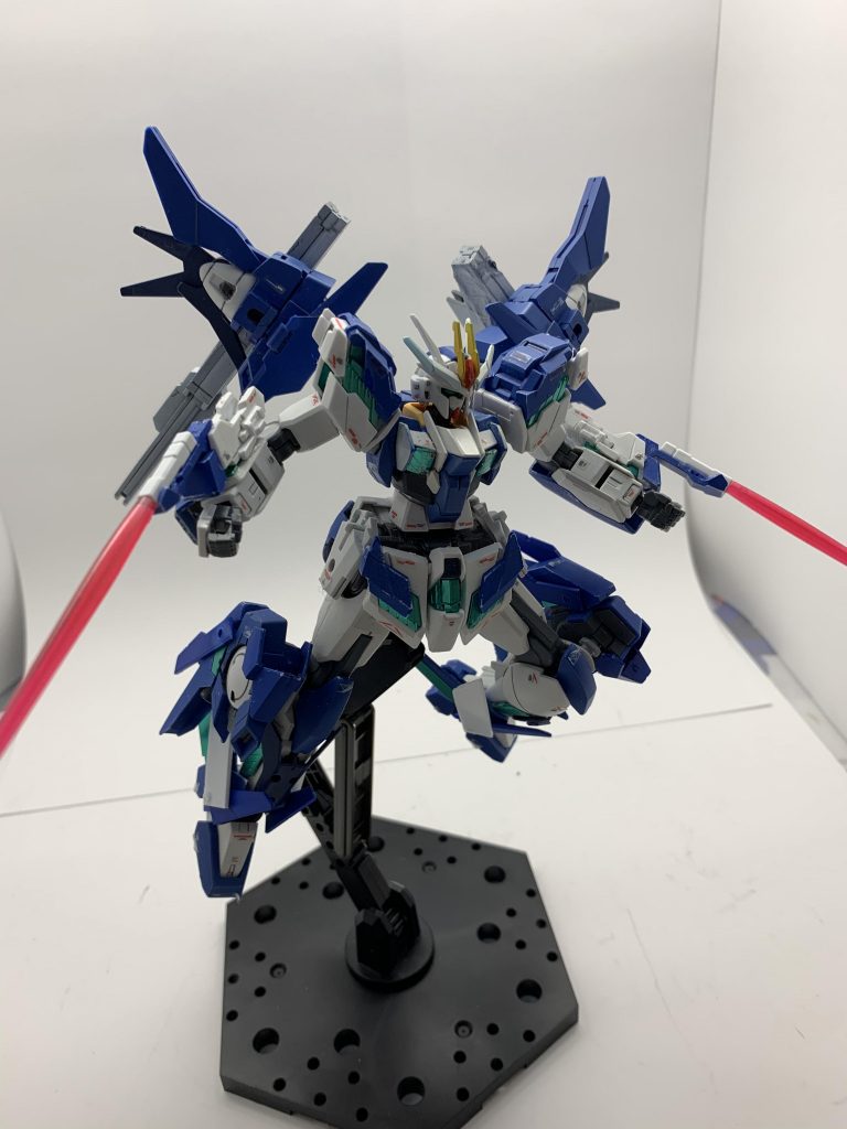 ガンダムダブルオーグリッター
「ロードモード」
抑制していた性能を解放した状態
独自システムの「NTーB」ニュータイプバーストシステム、パイロットが一定値以上の感脳波を出すと、装甲が開き「ロードモード」へと変身する。変身後は機体スペックが上がる。
変身後のトランザムの稼働限界時間は3分だが、3分しっかり使い切ると連続しての高出力による負荷で機体が故障しないように、強制的に「セーブモード」へ移行する。
強制移行を避けてトランザムを使うには、2分なら問題なく使用できるうえに、使用後も「セーブモード」に移行せず済む。
「ロードモード」の意味は道で、力の解放によりあらゆる未来への可能性の道を作る」と言う意味を込めています。