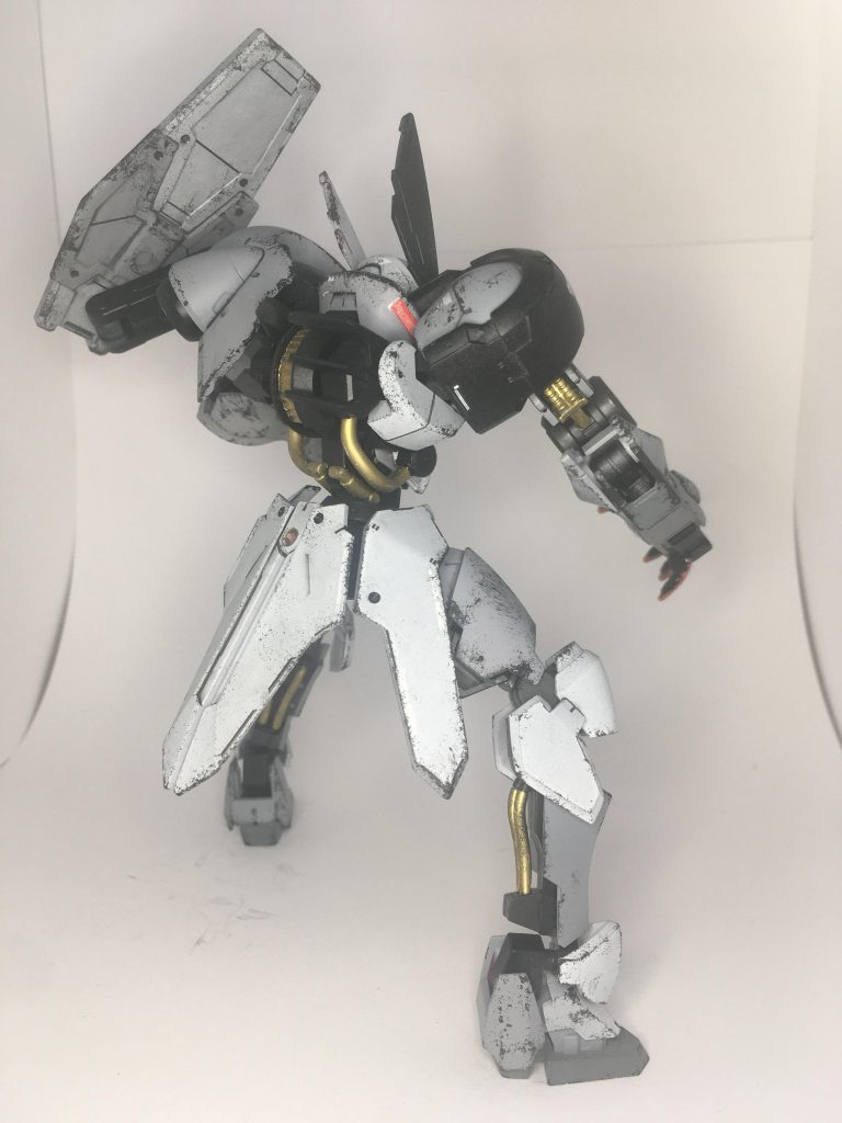 フレームはブラックでまとめ、パイプ類はゴールド、頭部センサーと爪を赤にしてアクセントを付けています。