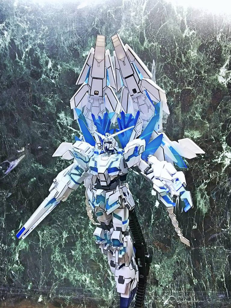 ヨナとコミュニケーションをとり、コロニーから光の速さで飛び去った「まともじゃない」フェネクスをイメージした飛行ポーズです。