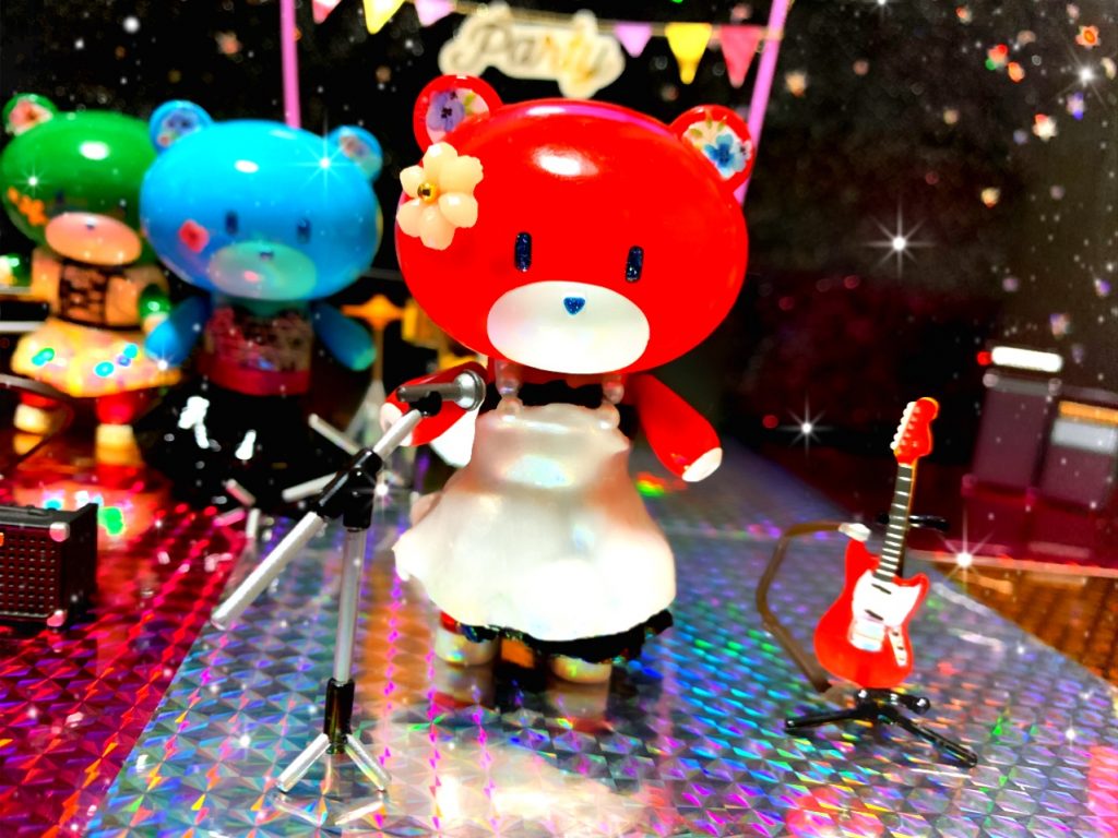 ボーカル&ギターのバーニングレット。
ブルーとは対照的な白のワンピースです。
肩紐がパールになってます。
ブルーより可愛い系な雰囲気かな