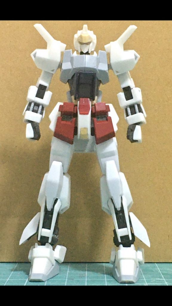 こうして第四案です
足にはMGフリーダムのふくらはぎのブースターを3ミリジョイントを付けて可動するようにしてます
股間の出っ張ったグレーの部分はパテで埋めて、リアアーマーはレッドウォーリアのものに変えて主張を抑えてます
お腹はMGフリーダムのコクピットをパテで埋めて接着
肩はルナゲイザーの物を向きを変えて、穴をパテで埋めました