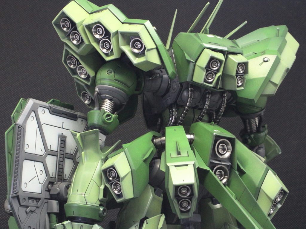 バーニア内側を赤く塗装するのは嫌いです
シールドの裏は一部白系で塗り分けしてます