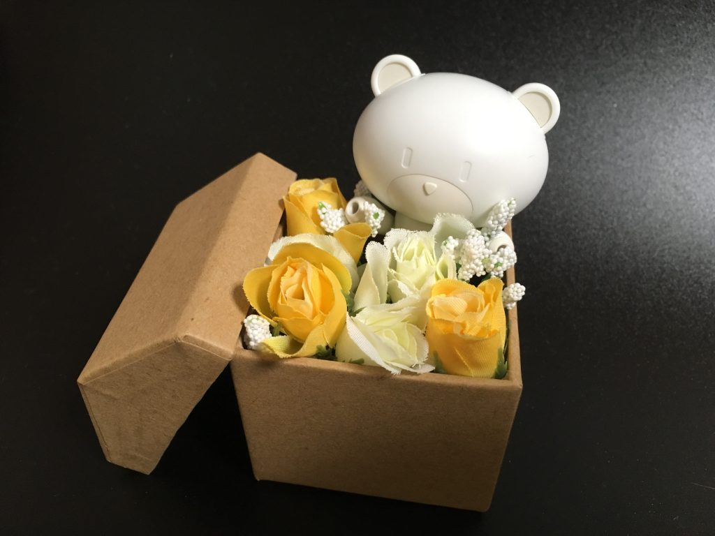 贈る相手が元気になるようなプレゼントをコンセプトに白と黄色を基調にコーディネートしていきました。
花ももちろん100均です。