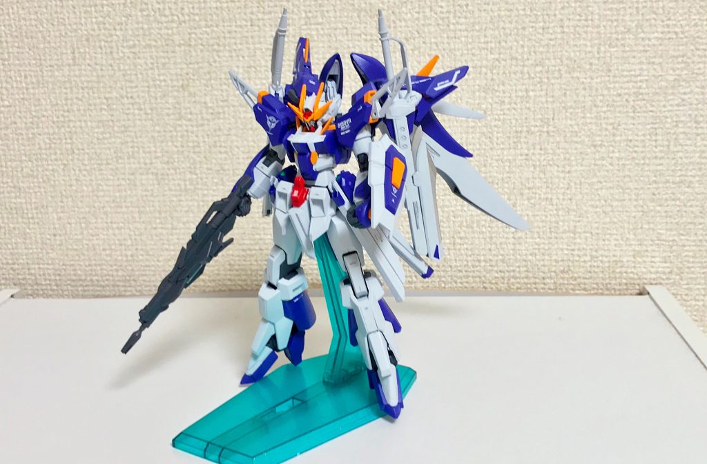 正面。前世代機においてはスクランブルガンダムの翼を用いていた背部ユニットは粒子の備蓄量よりも瞬間的な機動性や残像による撹乱能力を優先し、デスティニーガンダムのものに置き換えられている。また、頭部には貴重なGNコンデンサーの保護と、小回りの利くGNバルカンの増設を兼ねた増加装甲が装備されている。