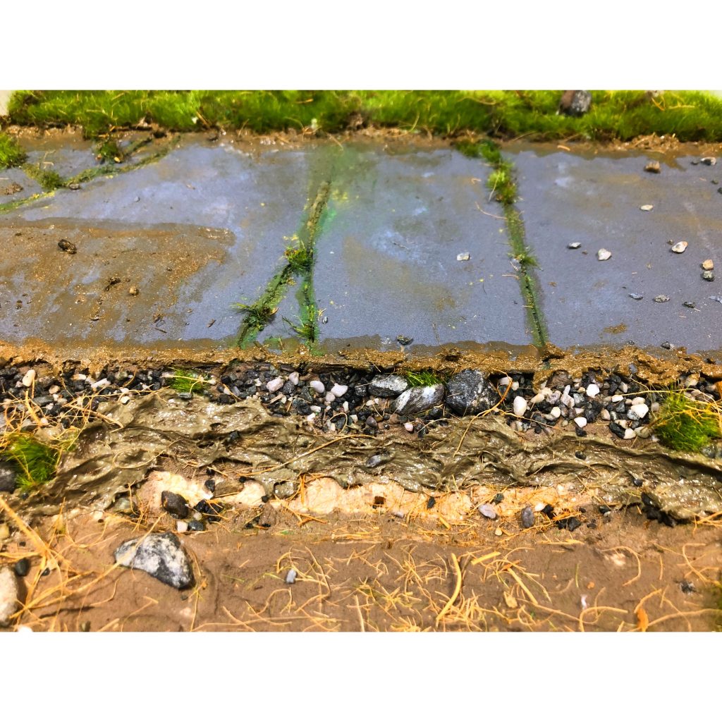 ジオラマは100均の木製トレイの上に建材のスタイロフォームを貼りつけて紙粘土で土台を作り所持してるいろいろなペーストや
ジオラマ用の塗料ので仕上げました
道路は薄く伸ばしたエポキシパテをパキパキ割って道路のクラックなどを表現しました