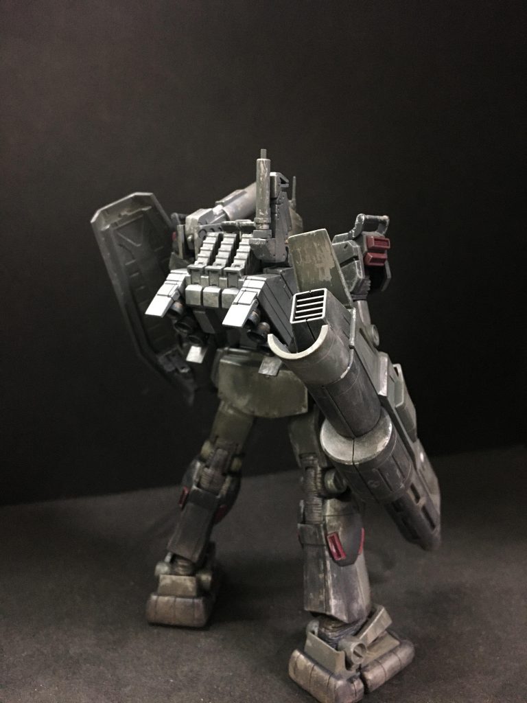 背面
バックパックの基本構造は同じですが左側をサブアームでは無く偶然ジャンクパーツになってたジムキャノンⅡのキャノンを装備させました😄