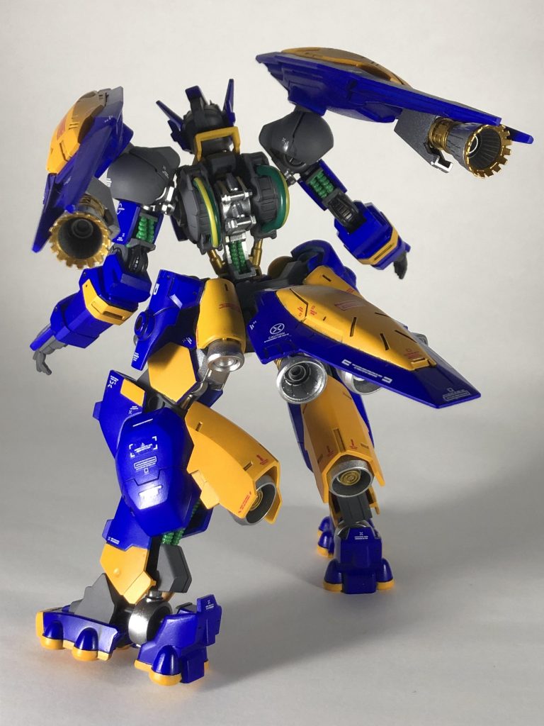 本来のアスタロトオリジンのバックパックはあえて撤去しました。金属感とパイピングを強調してます。肩のブースターはレギンレイズジュリアから拝借。