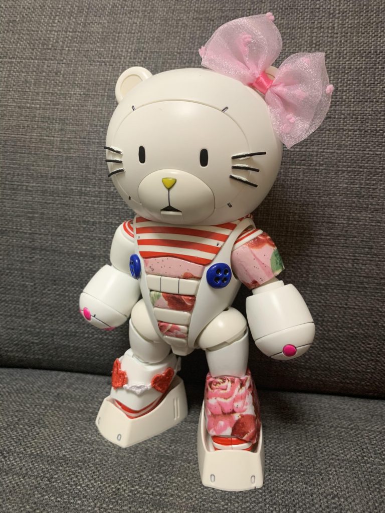 ガンダムシリーズっぽい素立ちも一枚。
可愛さ重視の為、肩のカバーと足首の丸パーツをオミットしてあります。