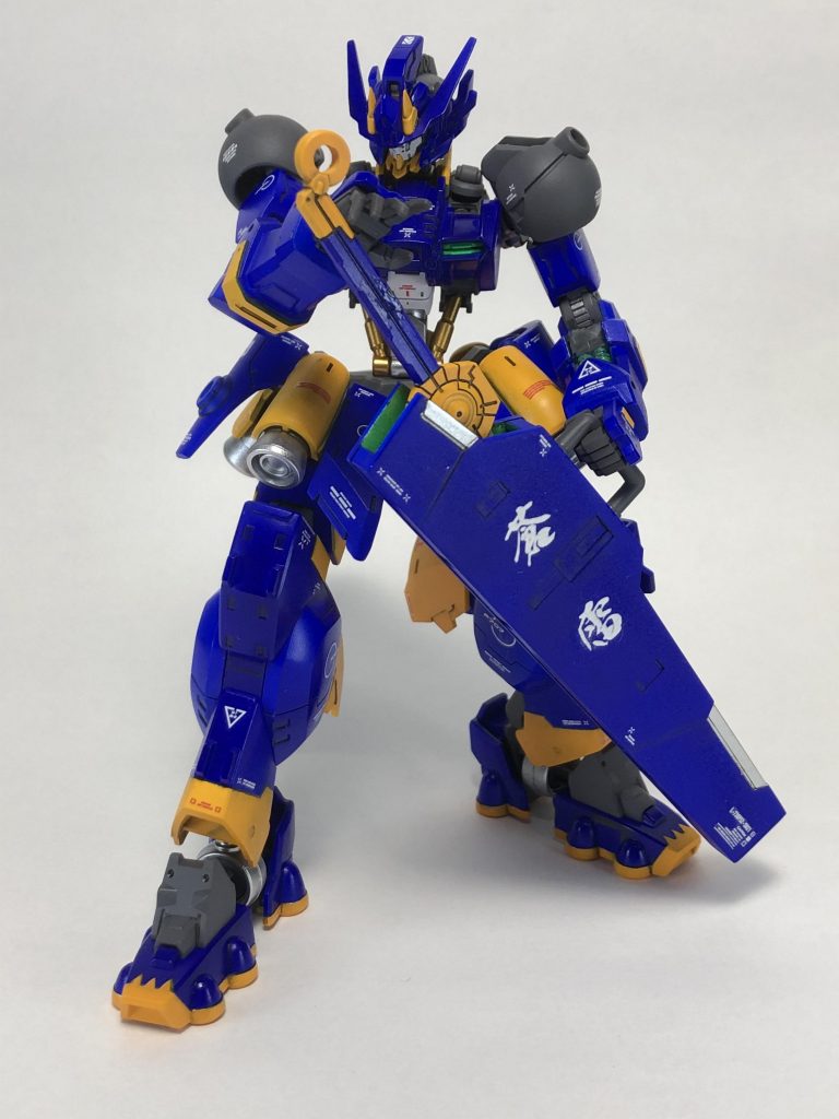 今回の初挑戦①【デカール貼り】、情報量が増えていい感じでした。前から使ってみたかった漢字デカールを採用。刀の鞘はガンダムサバーニャのパーツ使ってます。