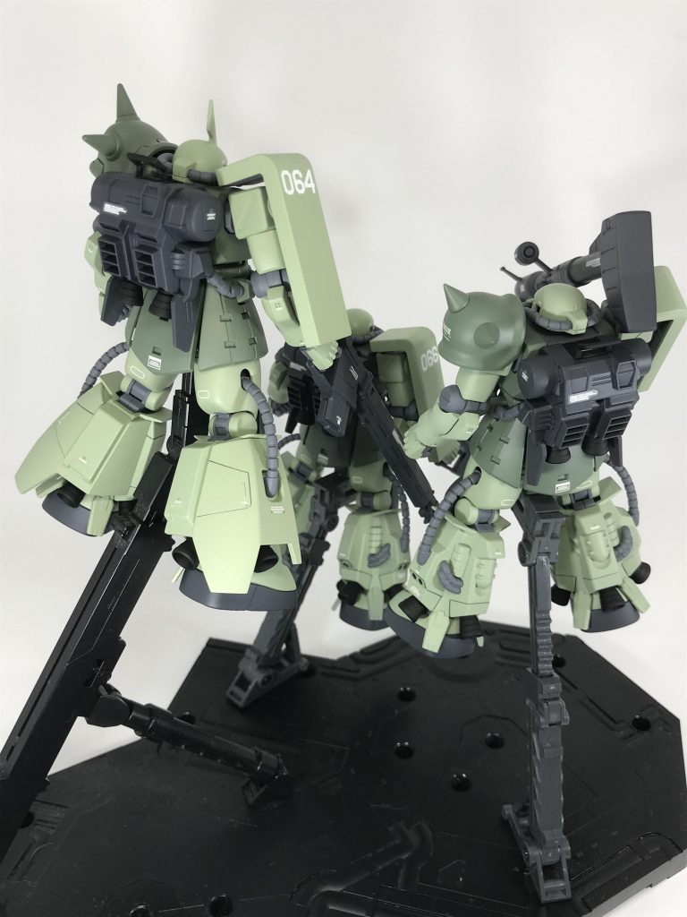 バックビュー
R-1とR-1Aは脚部後側とショルダー
アーマーからしか判別出来ないん
ですよね〜