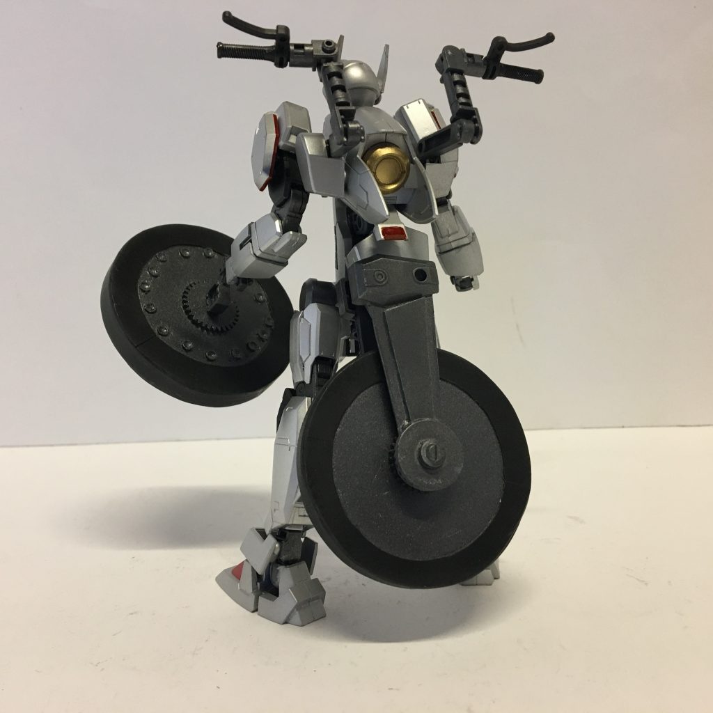 前面、背面のタイヤは丁度いいサイズのタイヤパーツが見つからず自作しました。