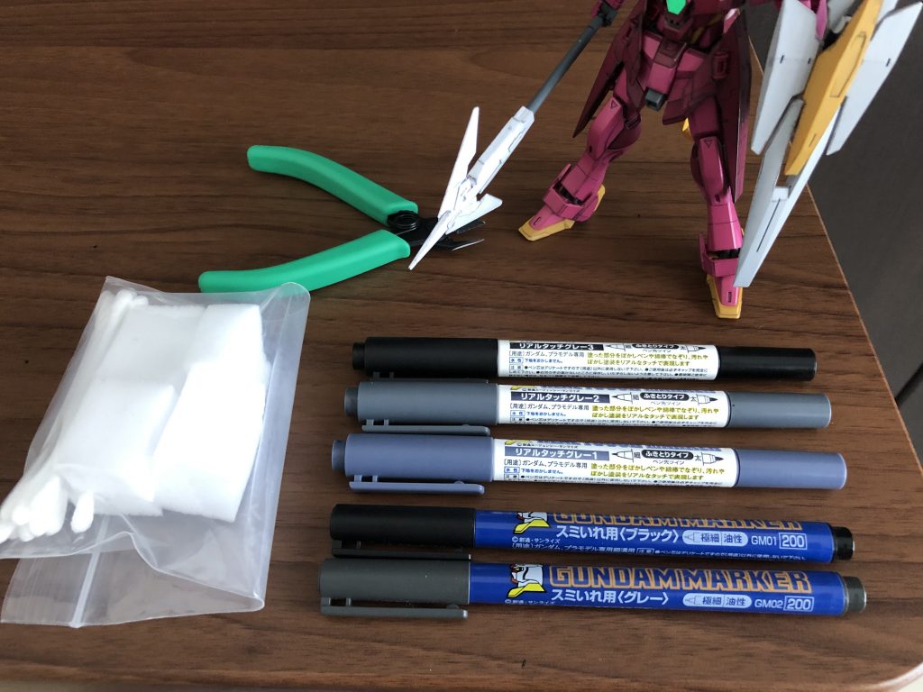 いつも通りの道具類。
銀チョロや油垂れをすれば、ガンプラマーカーやリアルタッチマーカーが1〜2本増えますが、ペンさえ安く買えたら1,000円ちょっとで遊べます。
しかも、1/144スケールで7〜8キットくらい。
