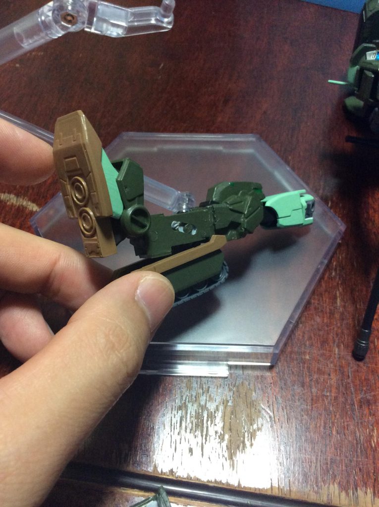 分かりにくいですが足のキャタピラの可動な自作しました。