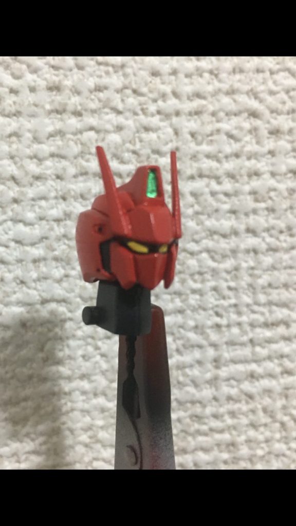 頭部はストライクの目のシールを付けてレッドウォーリア感を出したかったのですが
なんか微妙にズレてたのでいっそ剥がして黒く塗りました
その方が成功したので良しとします