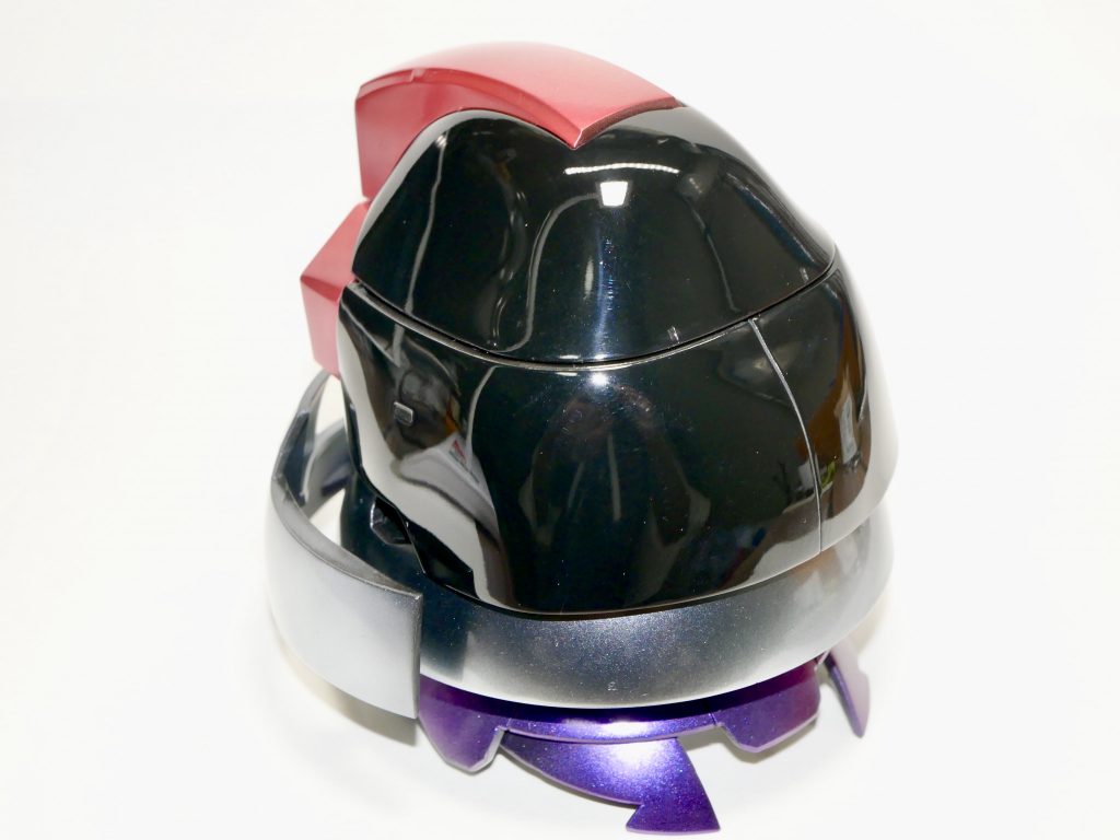 基本色にウイナーブラック→スーパークリアーIIIを垂れる寸前まで吹き付け→紙ヤスの高番手セット水研ぎ→コンパウンド
ドムヘッドだと紫のパーツが無くて寂しいのでベース部分をアメジストパープルで塗り分け。