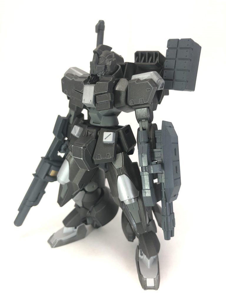 陸戦メインな土臭い機体にしたくて、
ガンメタとシルバーでミリタリックな感じを出しました。気持ち傷っぽくしてます笑