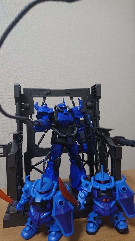 本来のグフのイメージの色より少し濃くする事で灰色のとこと差を出してます。
全体的に暗めに。