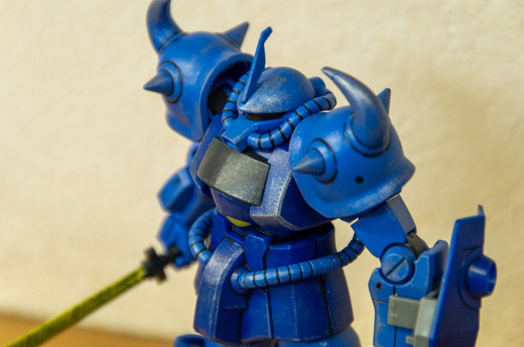 ショルダーアーマーを左右逆につけてました。