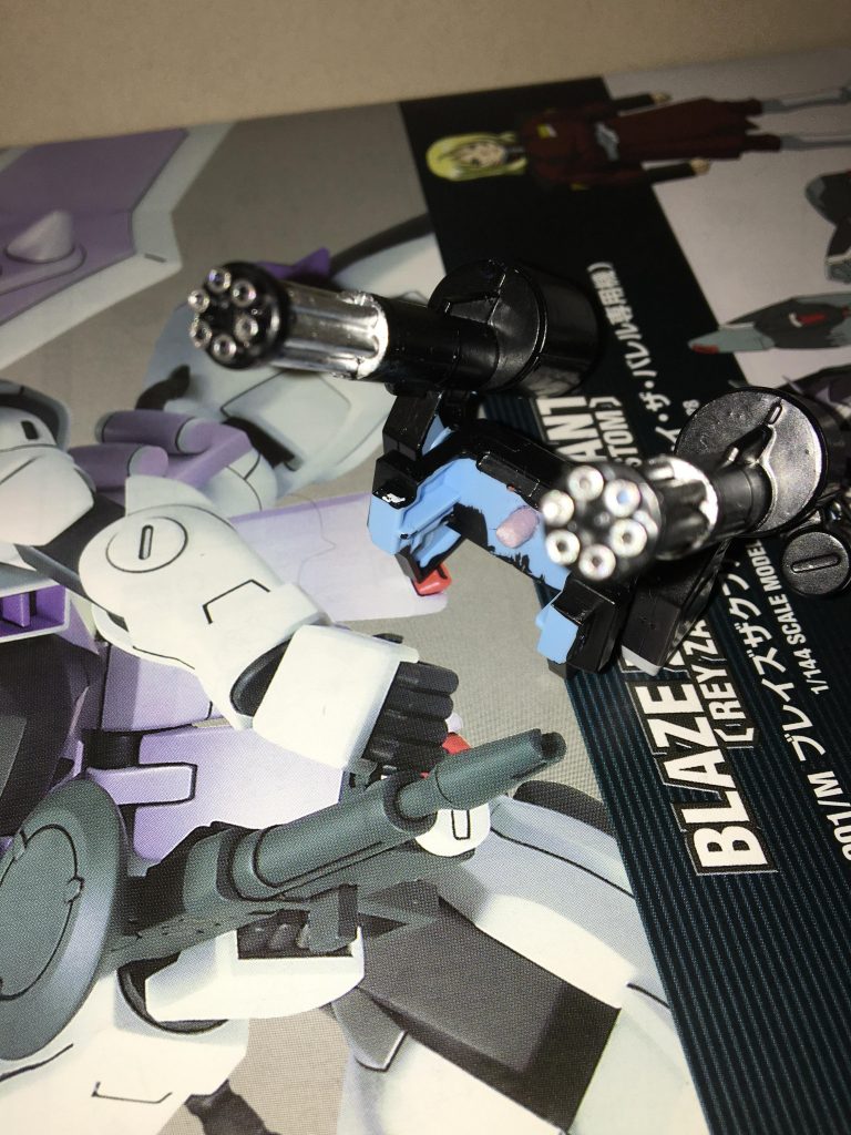 バックパックはそのままでも接合可能でしたが緩めだったのでピンバイスで穴を空けランナーをぶっ刺して接着しました
かなりやっつけ仕事です…