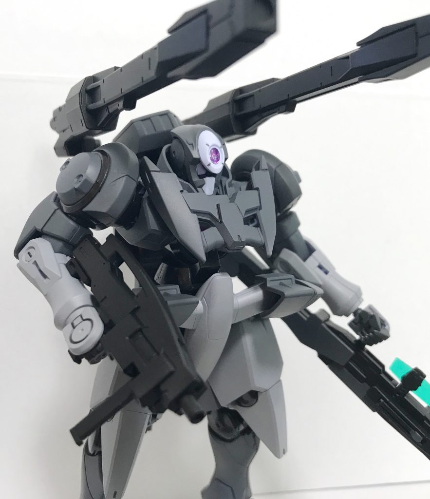 通常のジンクスのGNビームライフルで中・近距離の射撃戦も。

この形状のライフルが凄く好きです。
ジンクスと言えばこれ。