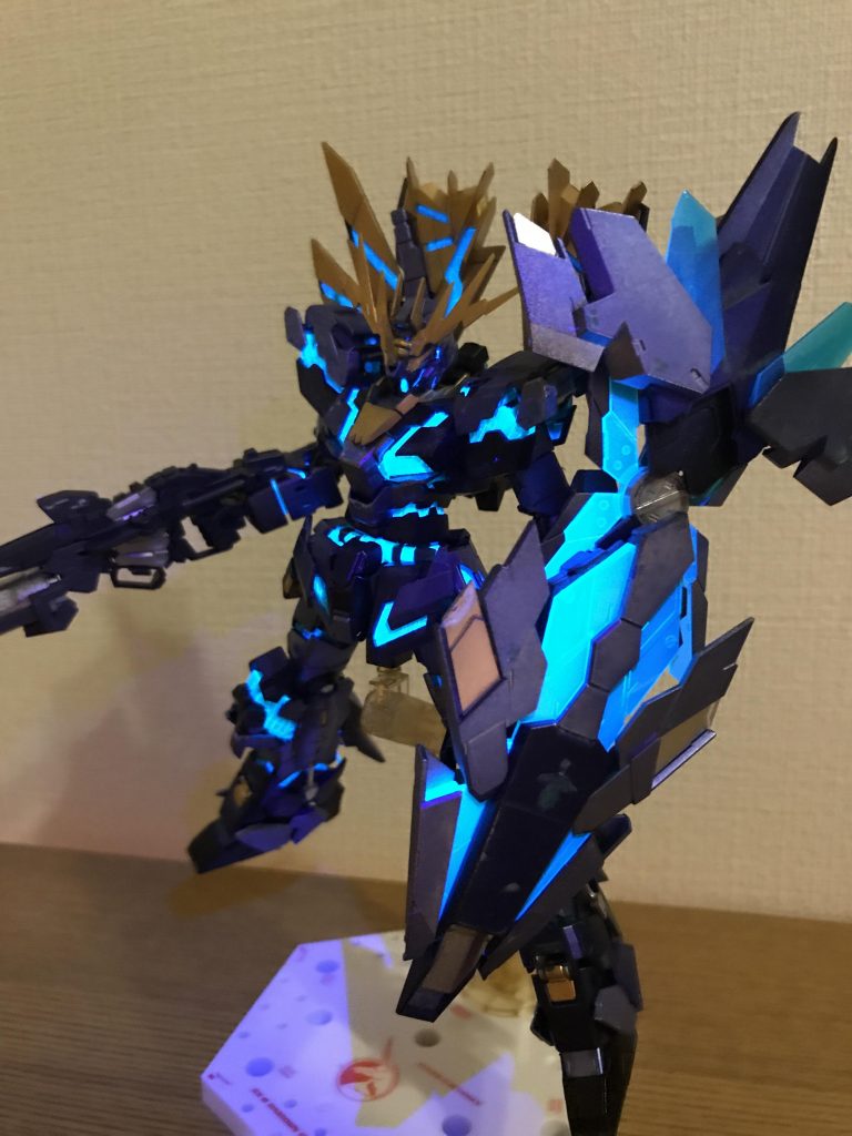 サイコフレーム無塗装なんでUVライトで良く光る