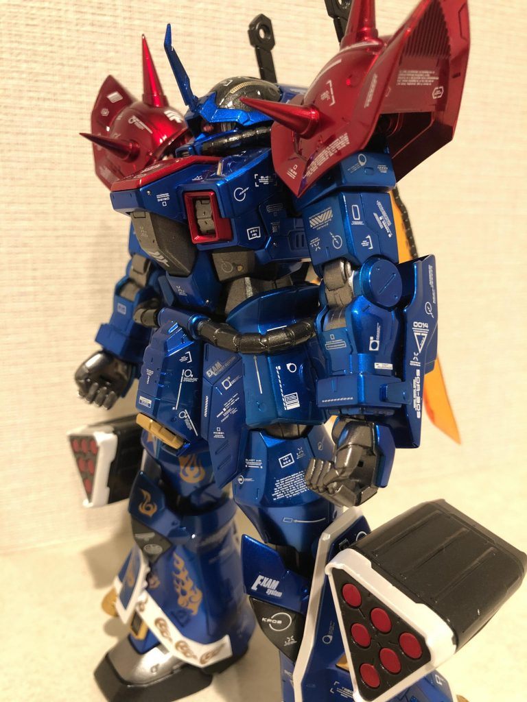 左側面
基本は白のコーションデカールを使用しましたが右脚のみイフリートの怒りのイメージから金のファイヤーデカールをアクセントにしました。