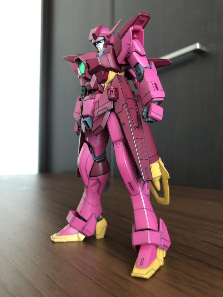 でも、全く悪いところがないわけじゃ無いです。
腰の新規パーツ、副翼とでも言うんですかね、こいつがポロリしやすい。
かといって下手にグリグリ動かしてると、疲労してポッキリ折れちゃいそう。