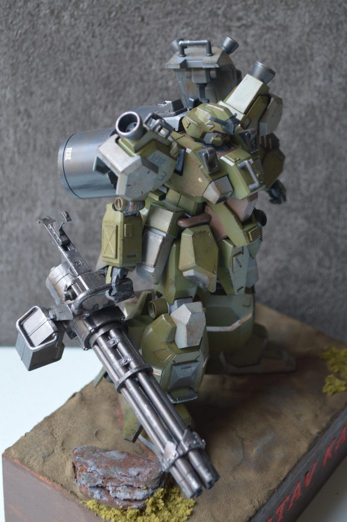 上から。
ベースは紙粘土で形作り岩は100均のバークレーを付けて塗ってます。
草は鉄道模型用のやつ使ってます。