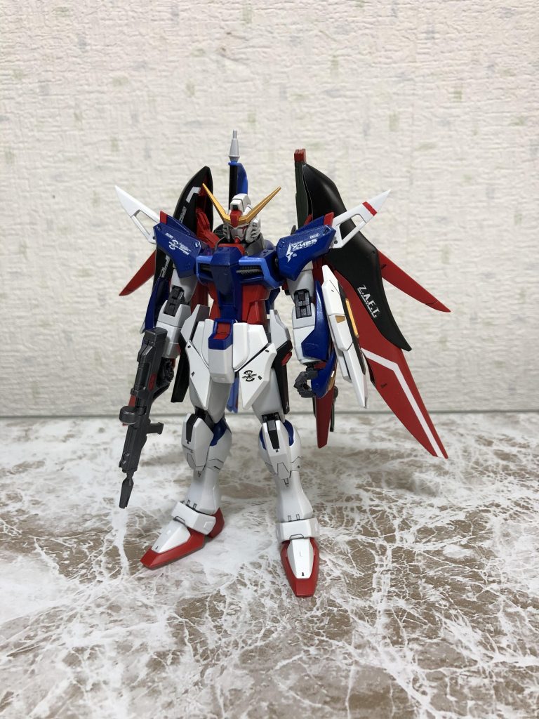 正面
今回の改造は腕部青の装甲.肩の赤いパーツ
フロントアーマー.リアアーマーあたりと少しプラ板を貼りました。ついでにブーメランのディテールが気に入らなかったのでパテで埋めました